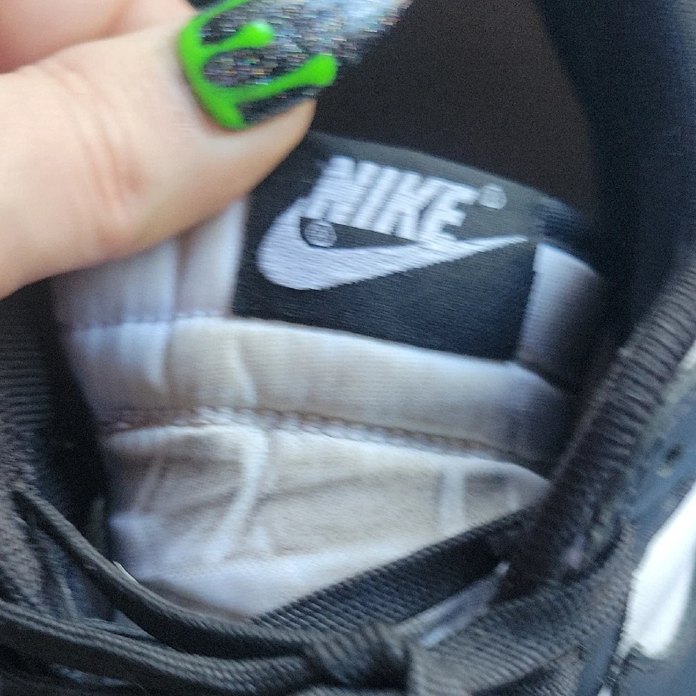 Nike Classic Black and White Low-Tops - Picture 7 of 8